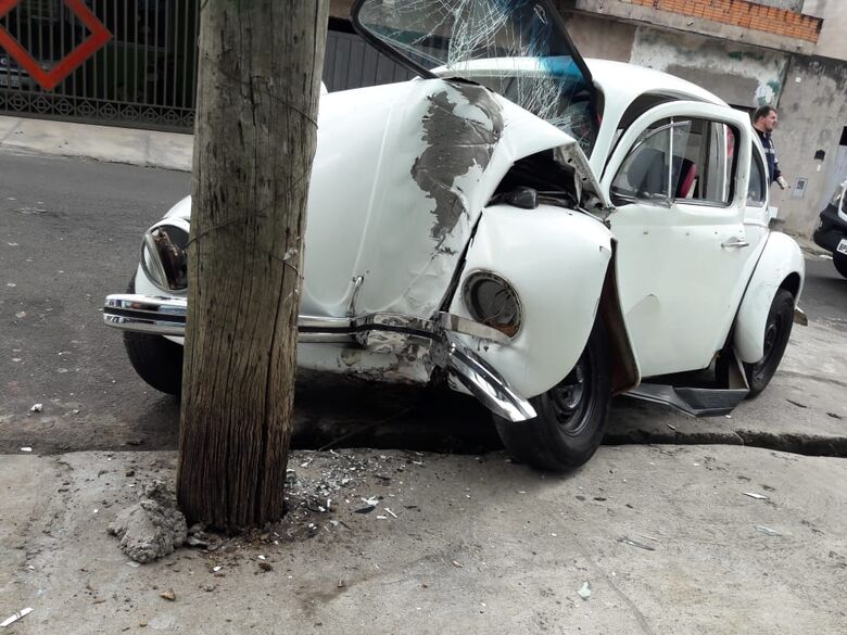Direção trava, motorista perde controle e Fusca fica destruído após colidir em poste - Crédito: São Carlos Agora
