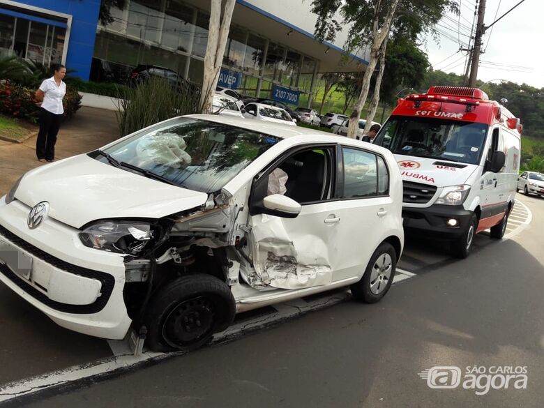 Motorista perde controle e up! colide em guard-rail na Marginal - Crédito: São Carlos Agora