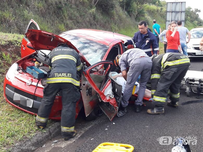 Três ficam feridos após violento acidente na SP-318 - Crédito: São Carlos Agora