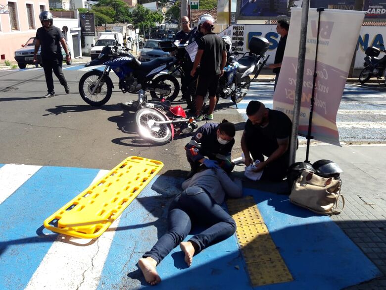 Após acidente, garupa ‘voa’ da moto e bate a cabeça no solo - Crédito: São Carlos Agora