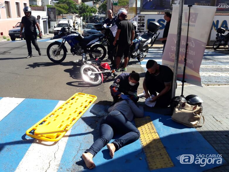 Após acidente, garupa ‘voa’ da moto e bate a cabeça no solo - Crédito: São Carlos Agora