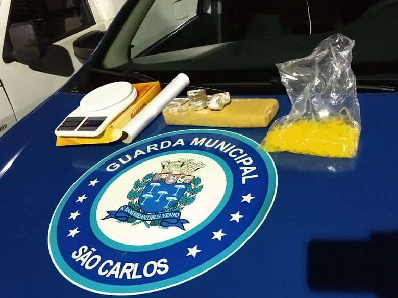 GM encontra drogas e balança escondidas em mata no Monte Carlo - Crédito: São Carlos Agora
