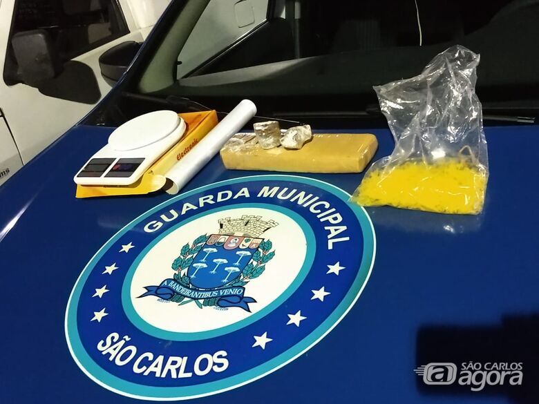 GM encontra drogas e balança escondidas em mata no Monte Carlo - Crédito: São Carlos Agora