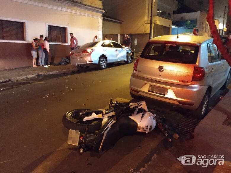 Motociclista avança pare, bate em carro e fica ferido - Crédito: São Carlos Agora