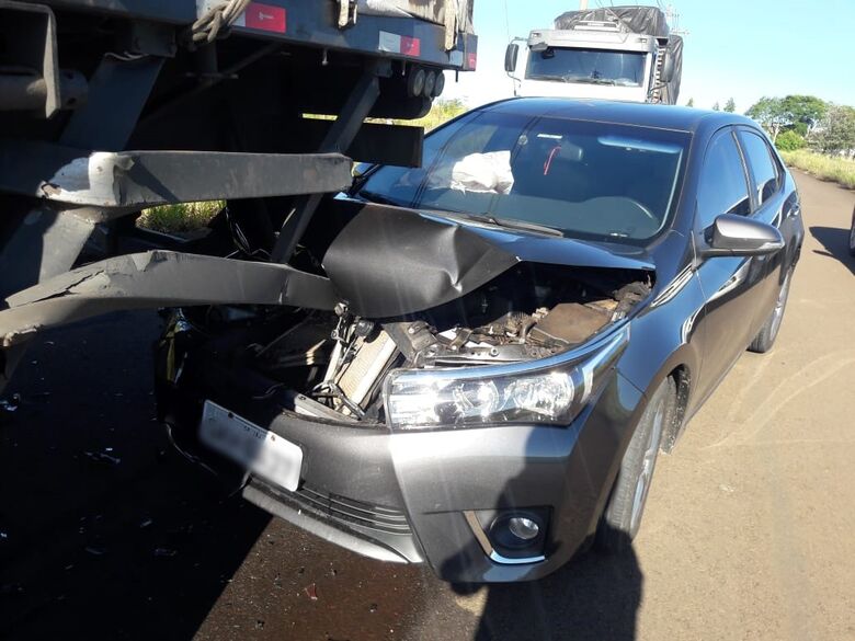 Carro bate atrás de caminhão no Jockey Clube - Crédito: São Carlos Agora