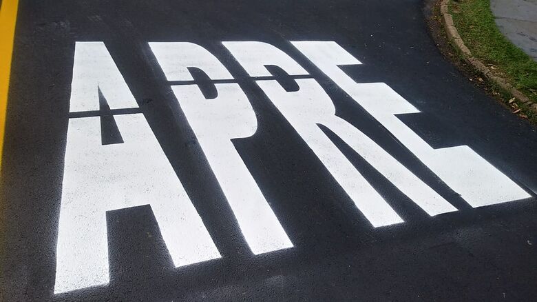 Deu ruim na sinalização de trânsito: “apre” em vez de "pare" - Crédito: Divulgação