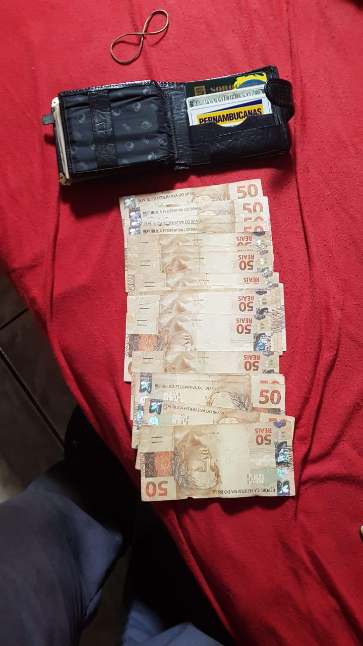 Mecânico acha carteira na rua com R$ 1,2 mil e devolve à proprietária com ajuda de policial militar - Crédito: São Carlos Agora