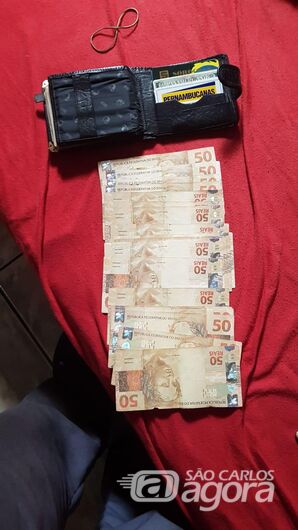 Mecânico acha carteira na rua com R$ 1,2 mil e devolve à proprietária com ajuda de policial militar - Crédito: São Carlos Agora