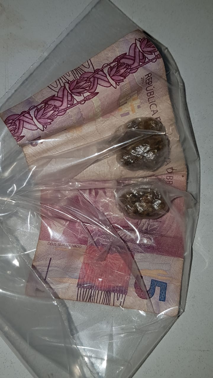 Trio é flagrado com entorpecente em “ponto de venda de drogas” - Crédito: Divulgação