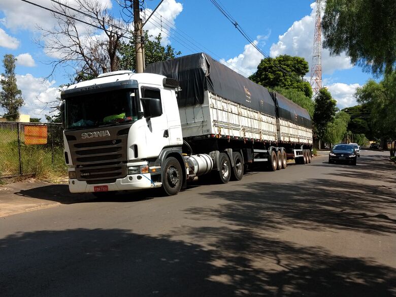 Dupla é presa com carga roubada na Washington Luis em São Carlos - Crédito: São Carlos Agora
