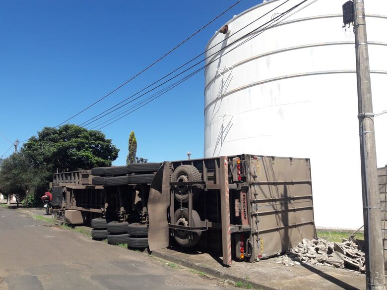 Asfalto cede e carreta carregada com ração tomba no Nova Estância - Crédito: São Carlos Agora