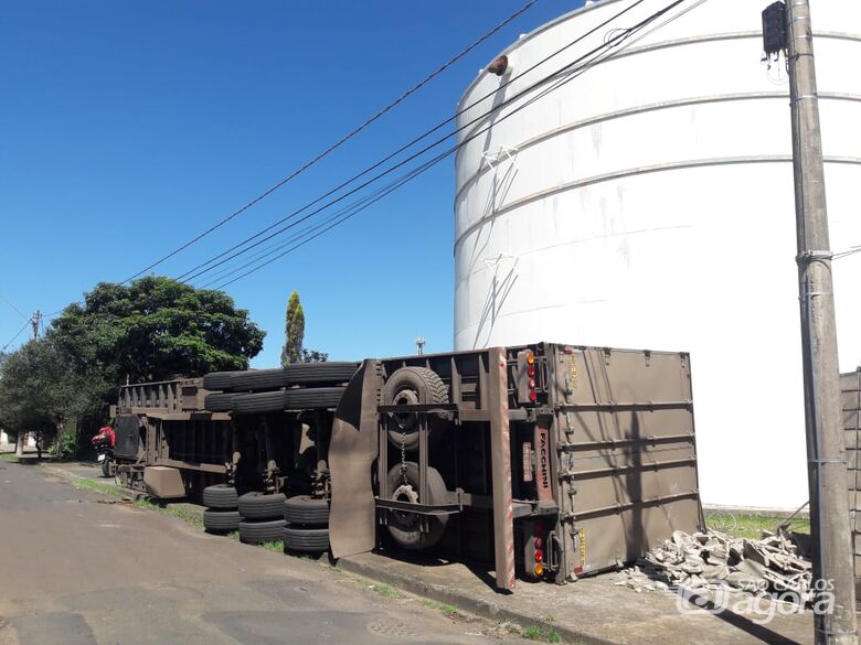 Asfalto cede e carreta carregada com ração tomba no Nova Estância - Crédito: São Carlos Agora
