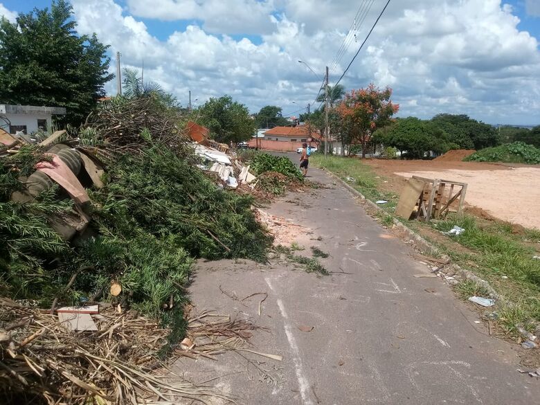 Entulho em ecoponto invade rua no São Carlos 3 - Crédito: Divulgação