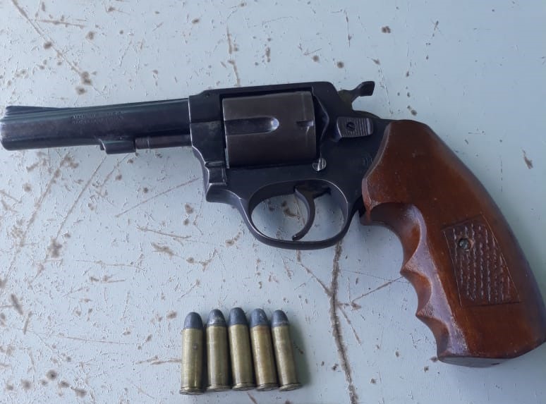 Homem é preso com arma escondida no carro no Santa Felícia -