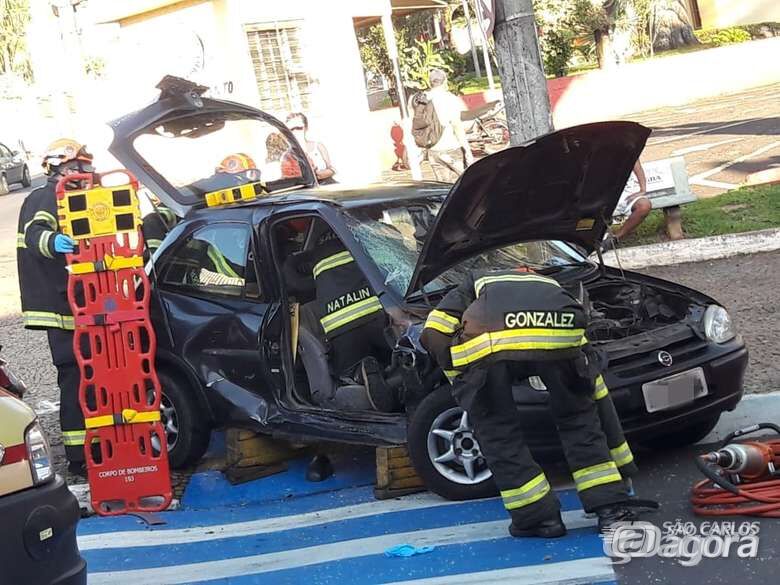 Violenta colisão arremessa carro contra poste no centro; um ferido - Crédito: São Carlos Agora