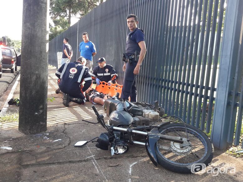 Motociclista se assusta com carro e sofre queda na região da USP - Crédito: São Carlos Agora