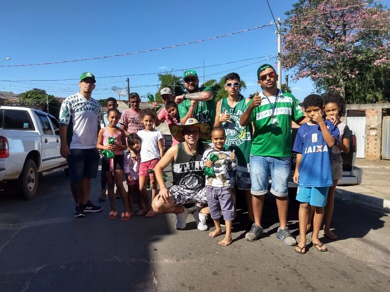 Periquitos da TUP entregam ovos de chocolate no Jardim Gonzaga - Crédito: Divulgação