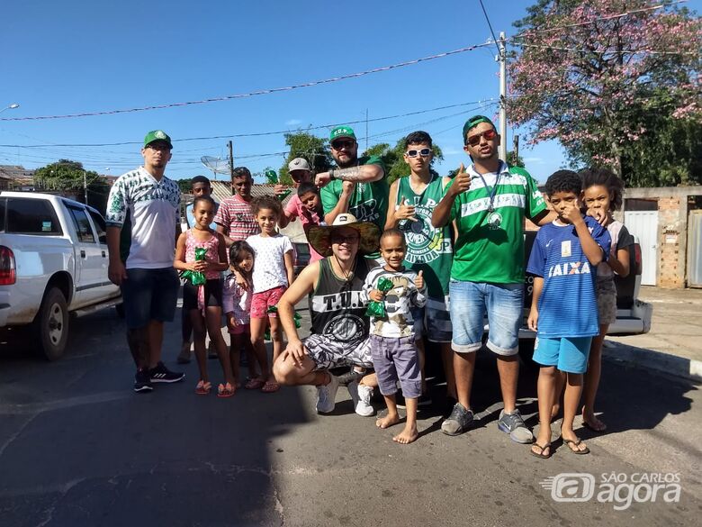 Periquitos da TUP entregam ovos de chocolate no Jardim Gonzaga - Crédito: Divulgação