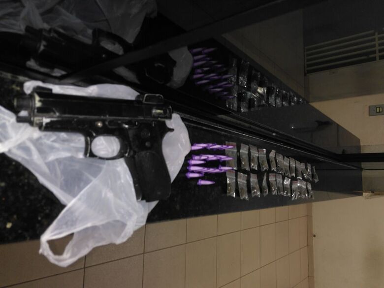 Após tentativa de fuga, chapeiro é flagrado com arma falsa e entorpecentes - Crédito: Divulgação