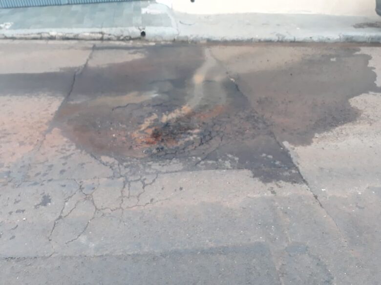 Vazamento manda água direto para o bueiro no Castelo Branco - Crédito: Marcos Escrivani