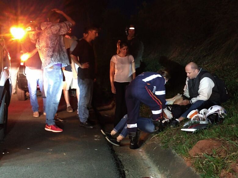 Motociclista fica ferida após colidir na traseira de carro na Washington Luis - Crédito: São Carlos Agora