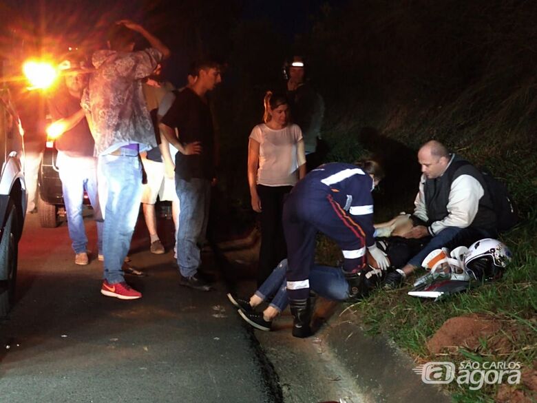 Motociclista fica ferida após colidir na traseira de carro na Washington Luis - Crédito: São Carlos Agora