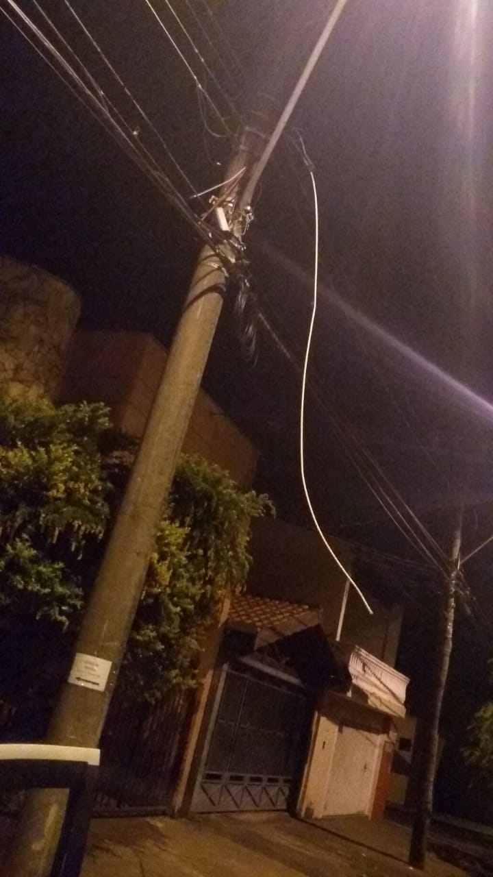 Desocupado corta rede elétrica e furta fios de poste - Crédito: Divulgação