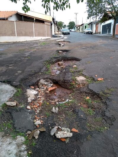 A cada chuva, água ‘consome’ asfalto e erosão ultrapassa 5 metros de profundidade no Astolpho Luís do Prado - Crédito: Divulgação