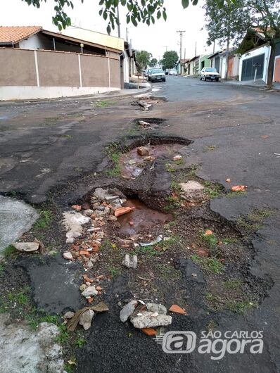 A cada chuva, água ‘consome’ asfalto e erosão ultrapassa 5 metros de profundidade no Astolpho Luís do Prado - Crédito: Divulgação