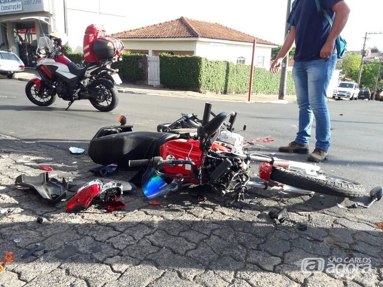 Moto fica destruída após bater em caminhão no Boa Vista - Crédito: São Carlos Agora