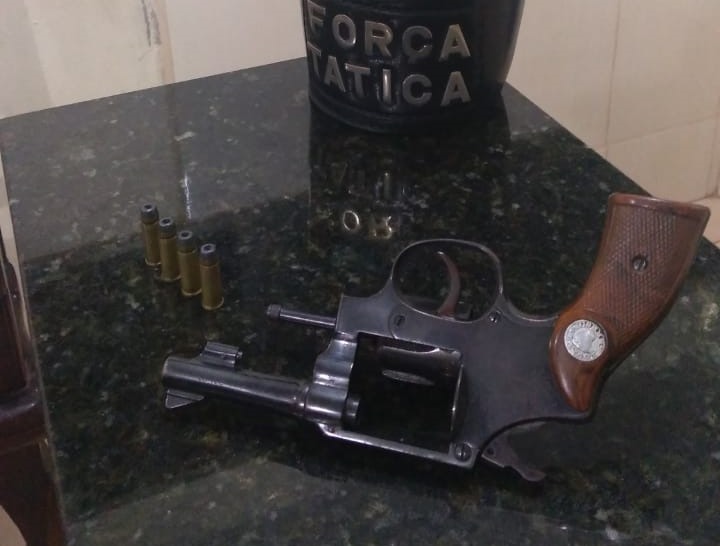 Desempregado é detido após ser flagrado com revólver em Ibaté - Crédito: Divulgação