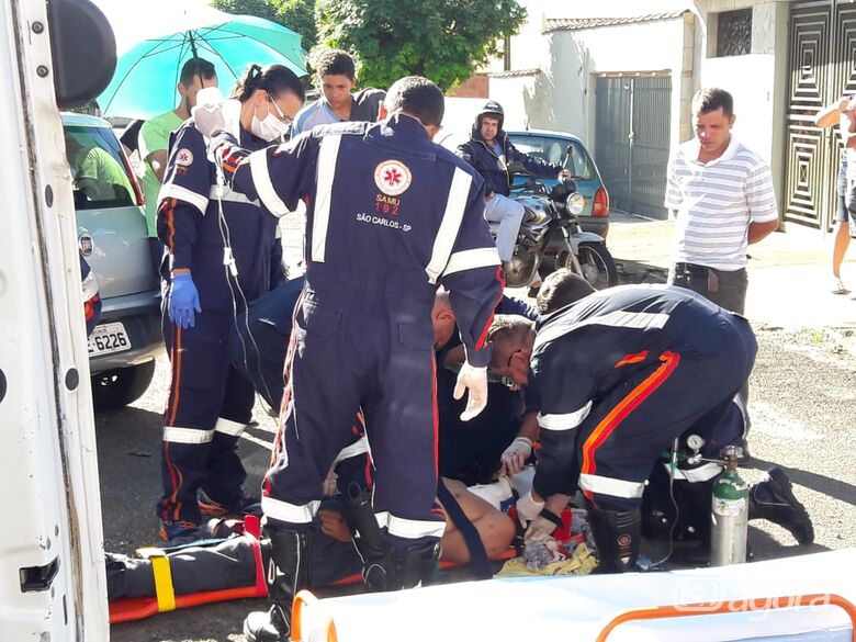 Motociclista sofre ferimentos graves após colisão na Redenção - Crédito: São Carlos Agora