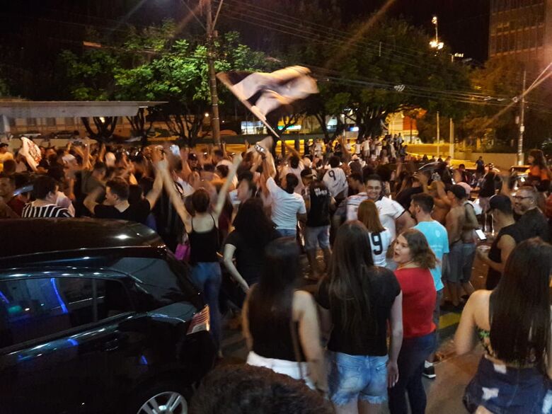 Torcedores comemoram conquista do Timão em São Carlos - Crédito: São Carlos Agora