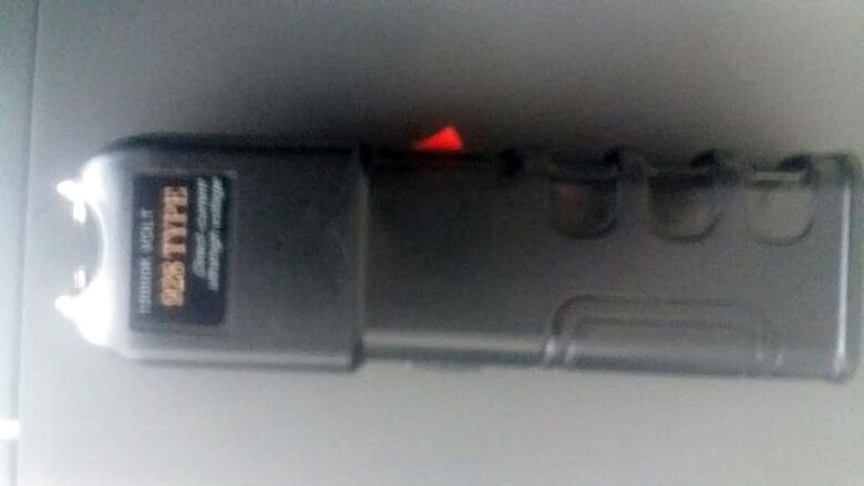 Adolescente é flagrado com arma de choque em escola municipal - Crédito: Colaborador/SCA