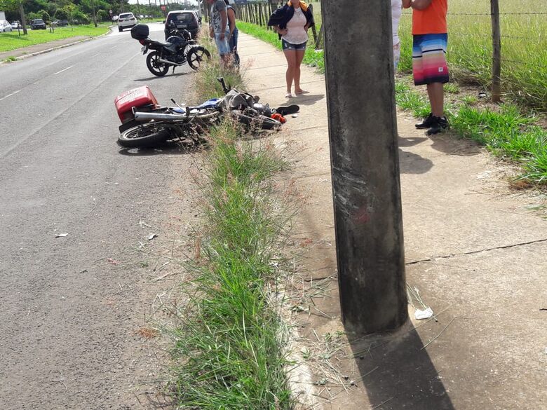Motoboy fica gravemente ferido após colidir em poste na Miguel Petroni - Crédito: São Carlos Agora