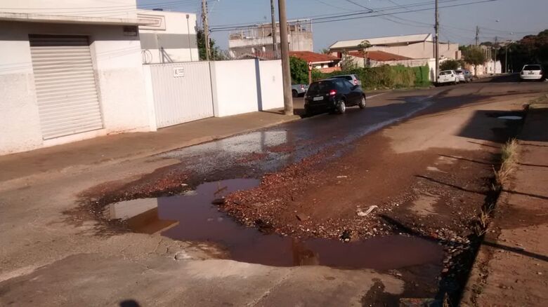 Cratera toma conta de rua no Jardim Santa Felícia - Crédito: Divulgação