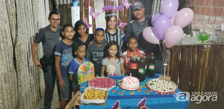 Policiais militares fazem festa surpresa para família carente no Santa Angelina - Crédito: Colaborador SCA