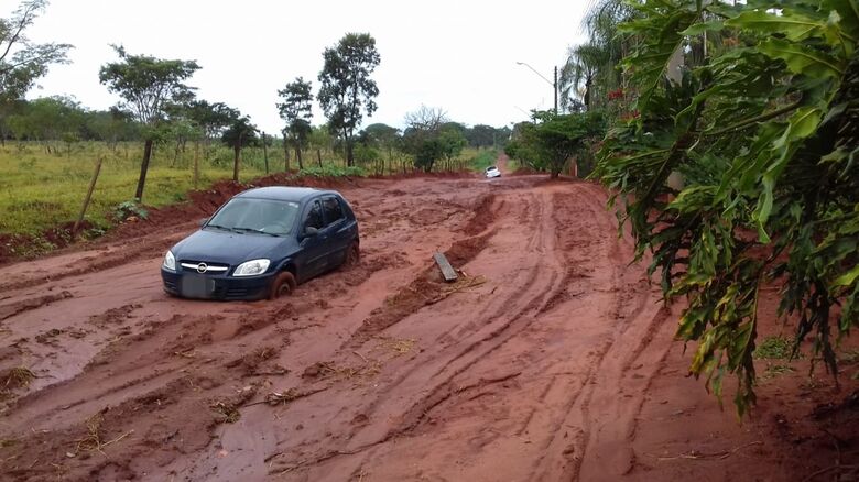 Carros atolam em avenida no Varjão e população reclama - Crédito: Divulgação