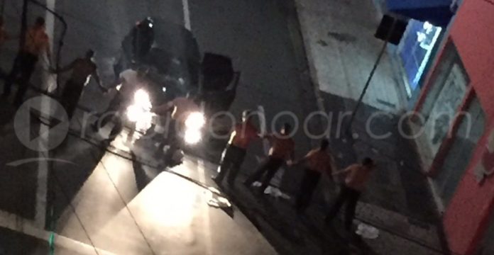 Bandidos invadem agência bancária e fazem cordão humano com reféns em cidade da região - Crédito: Rápido no Ar