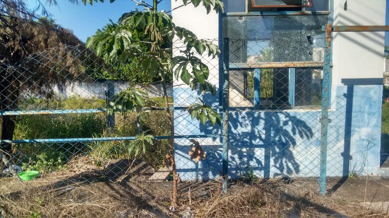 Bebê de um ano contrai dengue; família reside ao lado de prédio abandonado - Crédito: Divulgação
