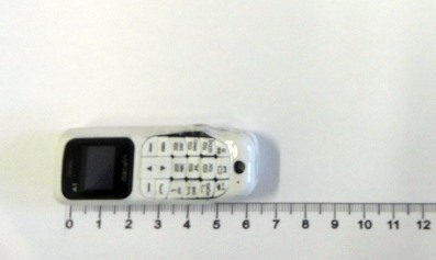Mulher é flagrada tentando entrar na PII de Itirapina com microcelular - Crédito: Divulgação