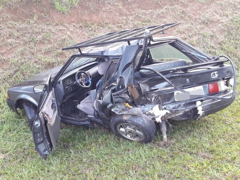 Colisão traseira na Washington Luís arremessa carro no acostamento - Crédito: São Carlos Agora