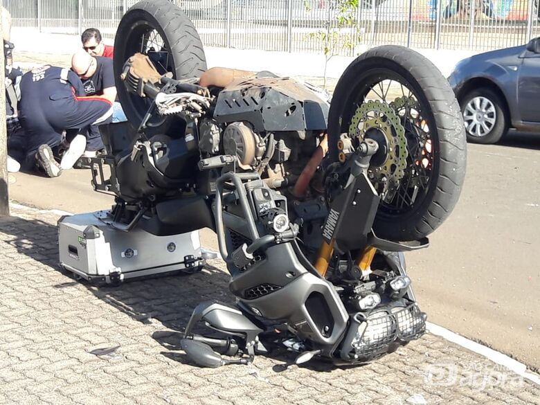 Moto fica de ponta-cabeça após acidente no Santa Felícia - Crédito: Maycon Maximino