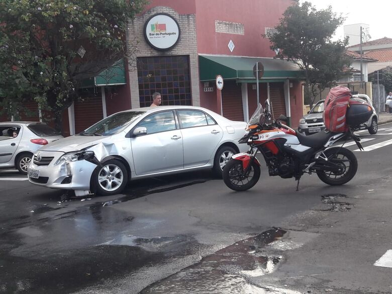 Carro avança sinal de PARE e causa acidente com moto - Crédito: São Carlos Agora