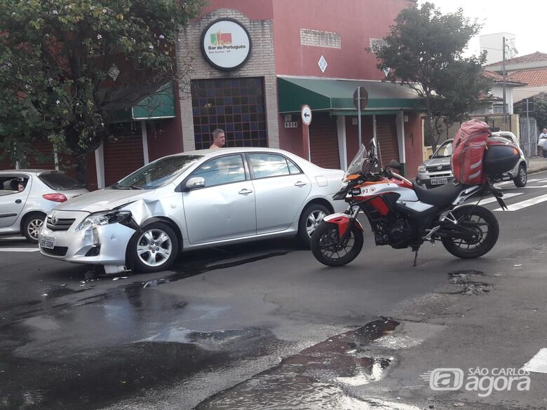 Carro avança sinal de PARE e causa acidente com moto - Crédito: São Carlos Agora