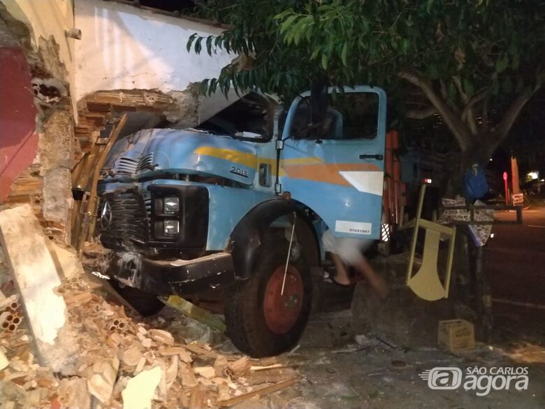 Caminhão desgovernado bate em duas casas no Santa Felícia - Crédito: São Carlos Agora