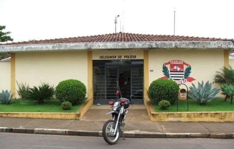 Funcionária pública é presa em flagrante após furtar dinheiro na escola em que trabalha -