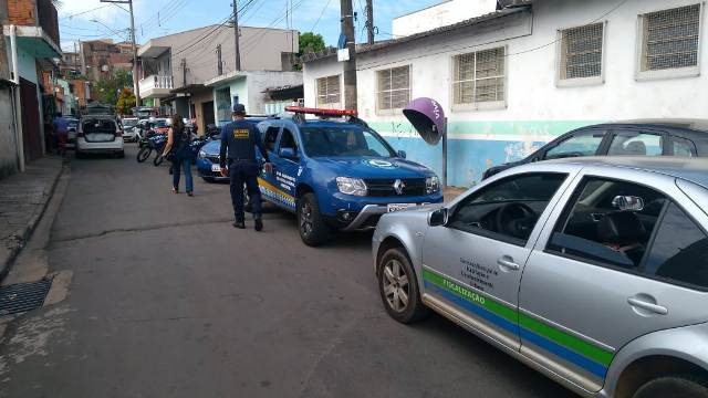Estabelecimento comercial é interditado pela PM, GM e fiscais municipais - Crédito: Divulgação