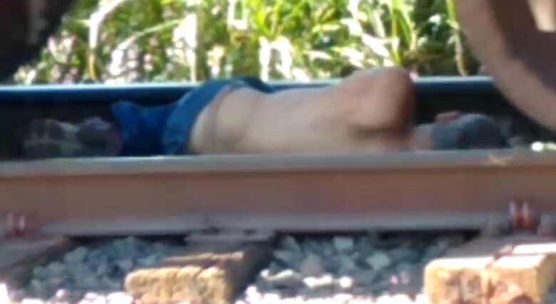 Homem deita em trilhos durante passagem de trem na Praça Itália -