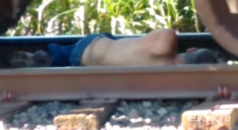 Homem deita em trilhos durante passagem de trem na Praça Itália - 